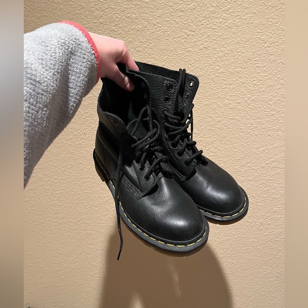 EUC Dr. Martens combs casual combat boot